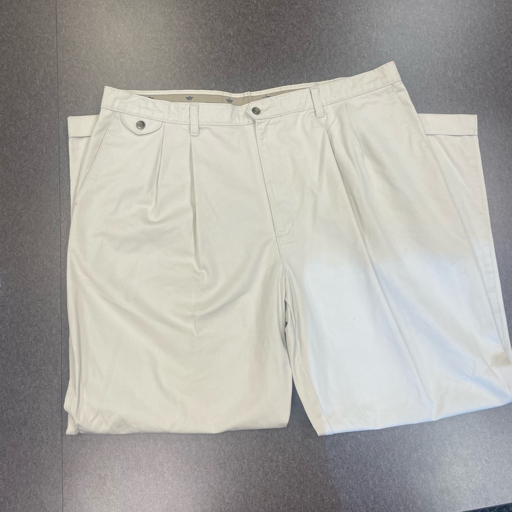 Men’s Khaki Dockers pleaded front pants size 42x32 EUC